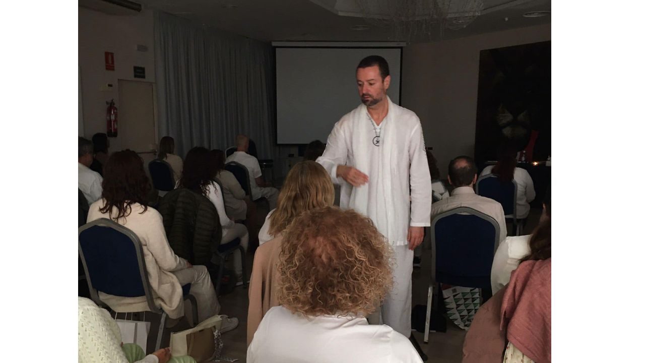 JavierMa guiando práctica de Maestría Reiki