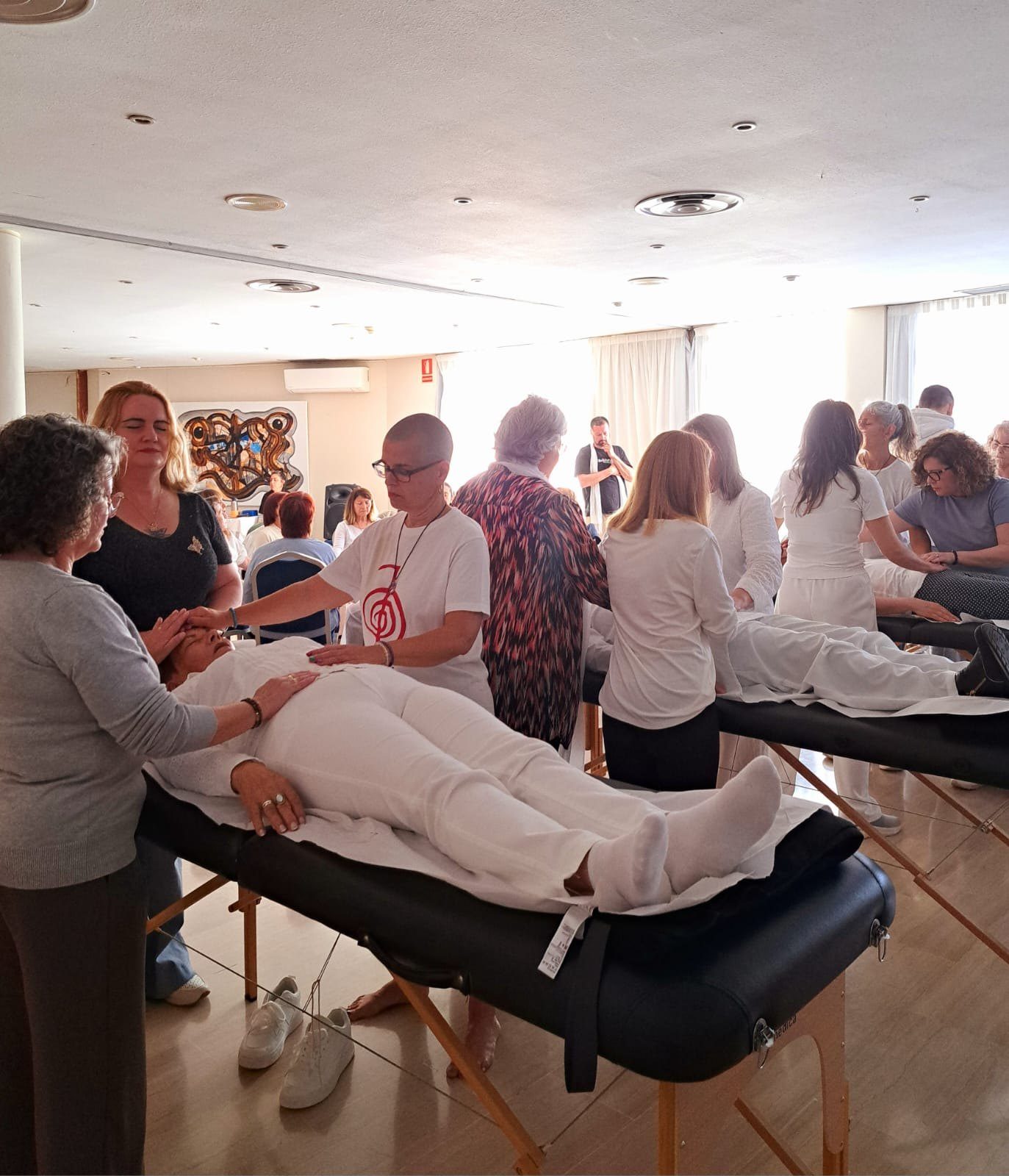 Prácticas de Reiki en camillas durante evento presencial en Sitges